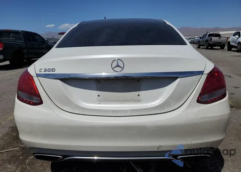 2015 Mercedes-Benz C 300 z USA, uszkodzony, nr VIN 55SWF4JB7FU056204